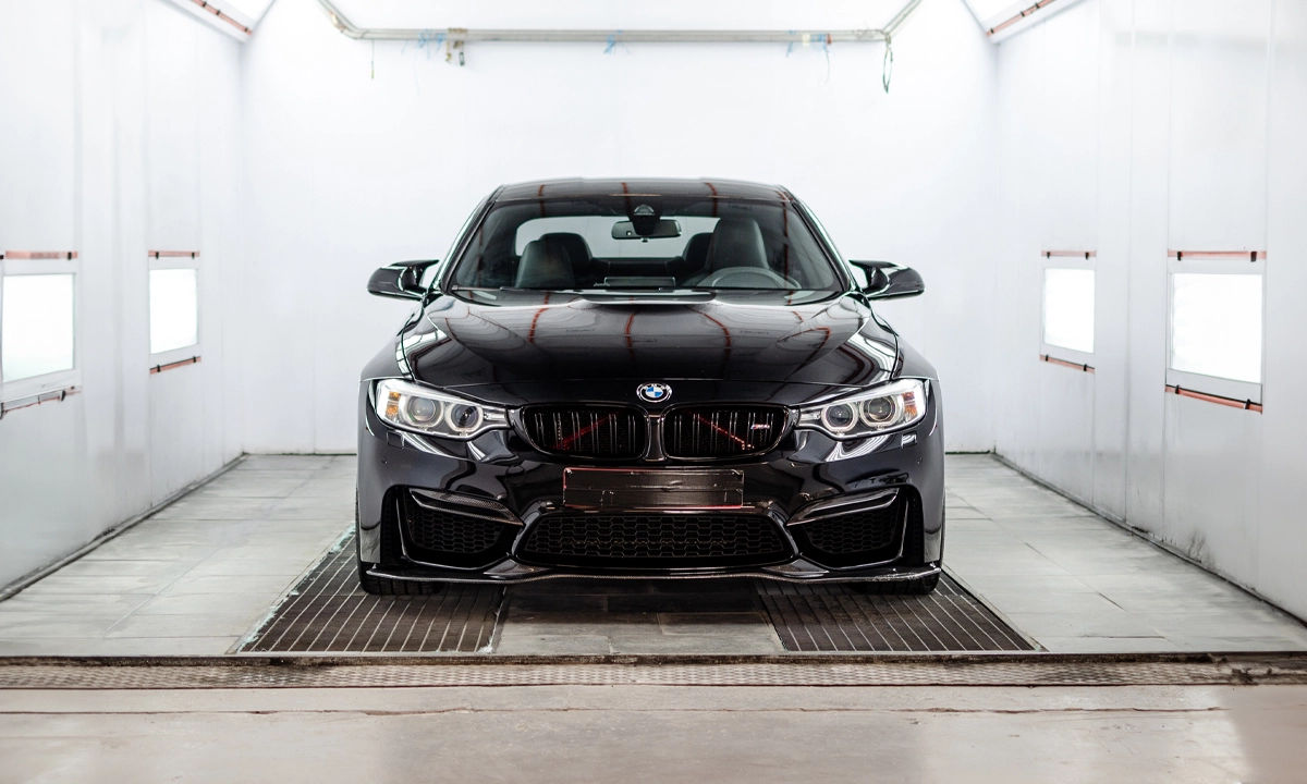 Bmw M4 dans la cabine de peinture